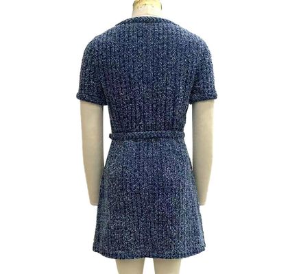 एक ठाठ विंटेज प्रेरित देखो के लिए बनावट tweed बुना कपड़े जींस पोशाक